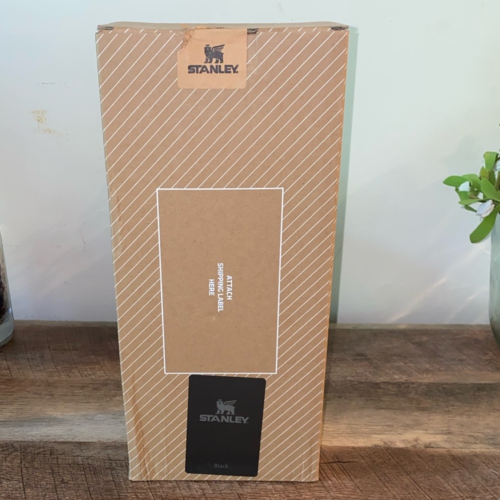 Stanley Black Quencher H2.0 FlowState Tumbler 40oz NWB - Picture 2 of 13